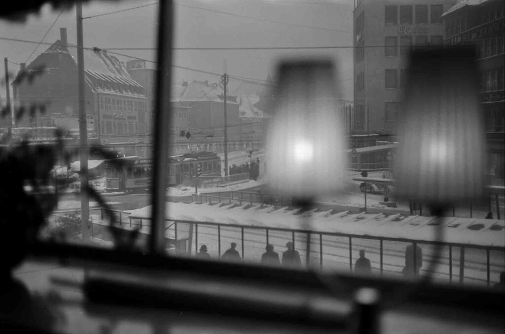 Schwarz-weiss-Foto der Stadt Herford im Winter, 1958. Copyright.